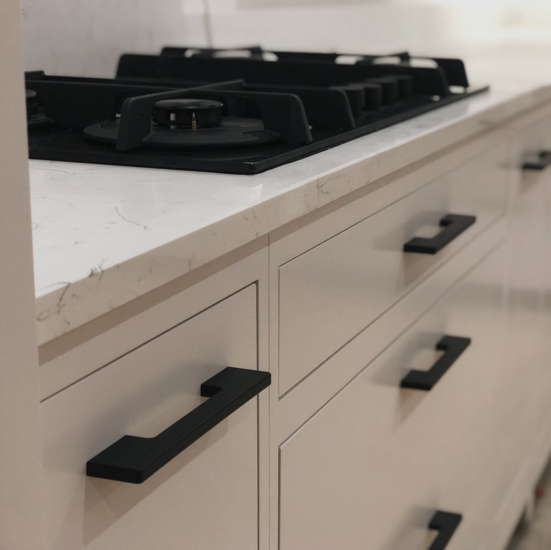 iden flat knurled black handle pull with flat knurl detail for modern kitchens and bedroom wardrobes