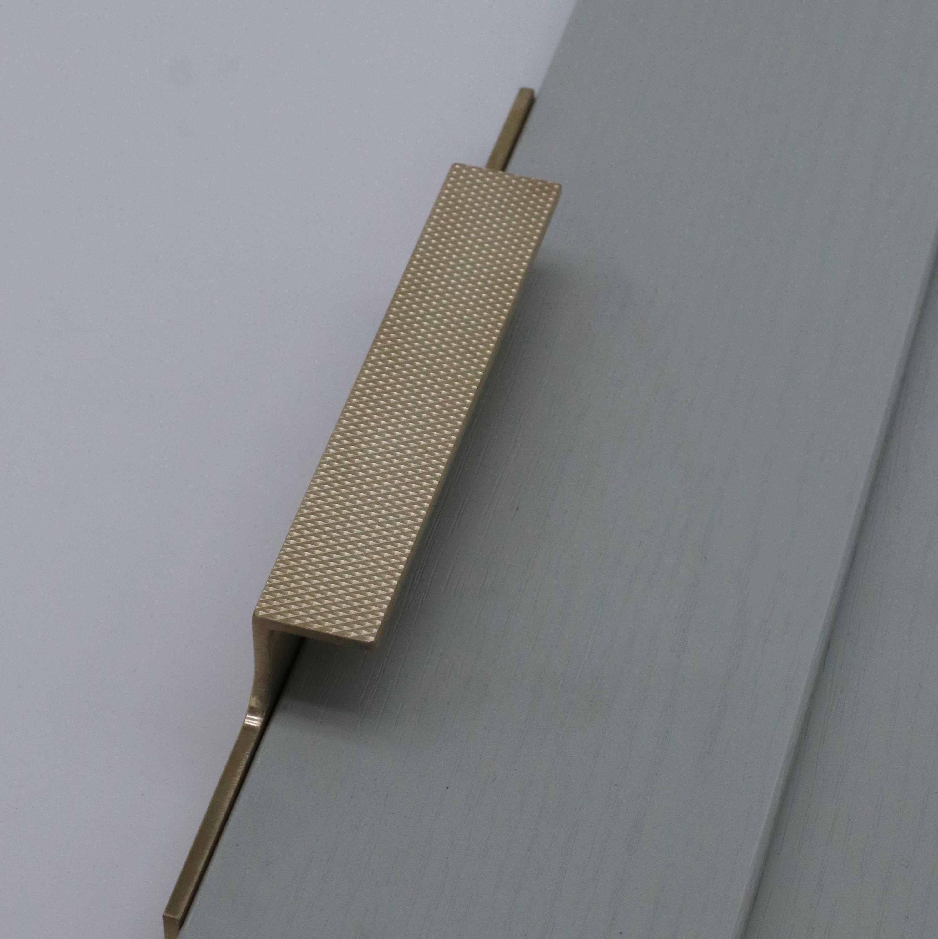 Ivychurch Handle | Knurled — knurled solid brass handle, hand-finished in Tonbridge, Kent. Shown in Satin Brass.