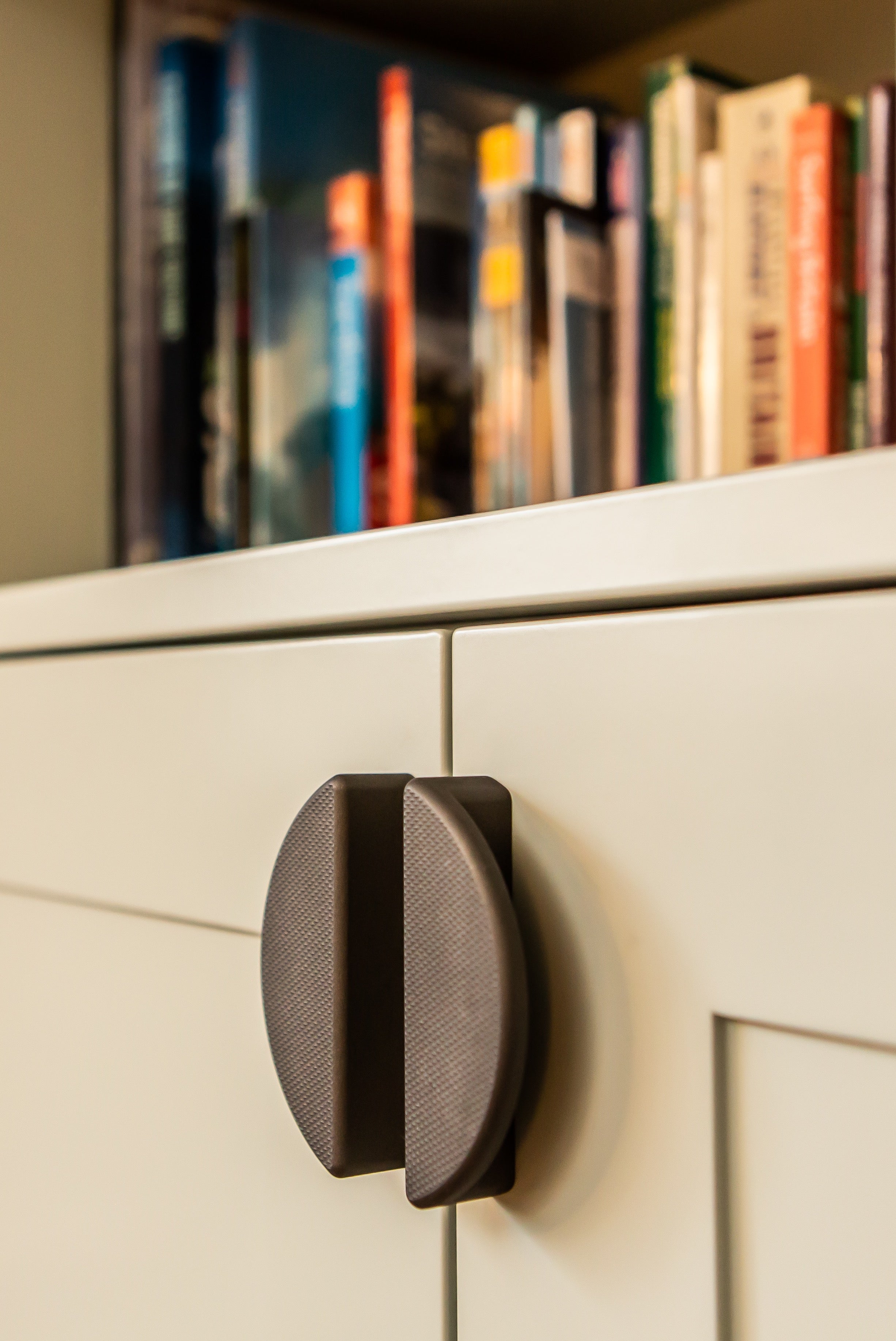 andy dunn photography / pete hill designs carpentry and joinery. cranbrook crescent pull handle in ceramic tungsten 