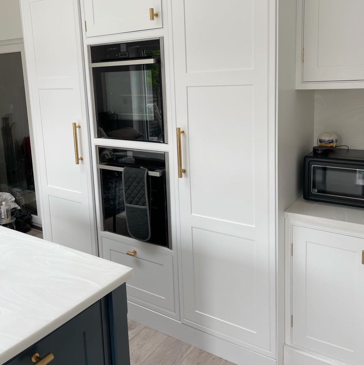 satin brass knurled pull handle by aspect joinery based in kent. modern shaker cabinetry doors for small kitchen paired with satin brass rounded Riverhead t-bars 