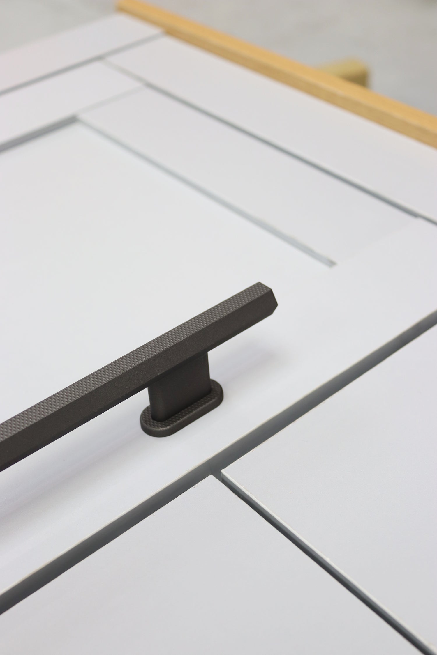 sennen hex pull bar cabinetry handle in cerakote ceramic tungsten for wardrobes and kitchen appliances - georgie commons freelance photography