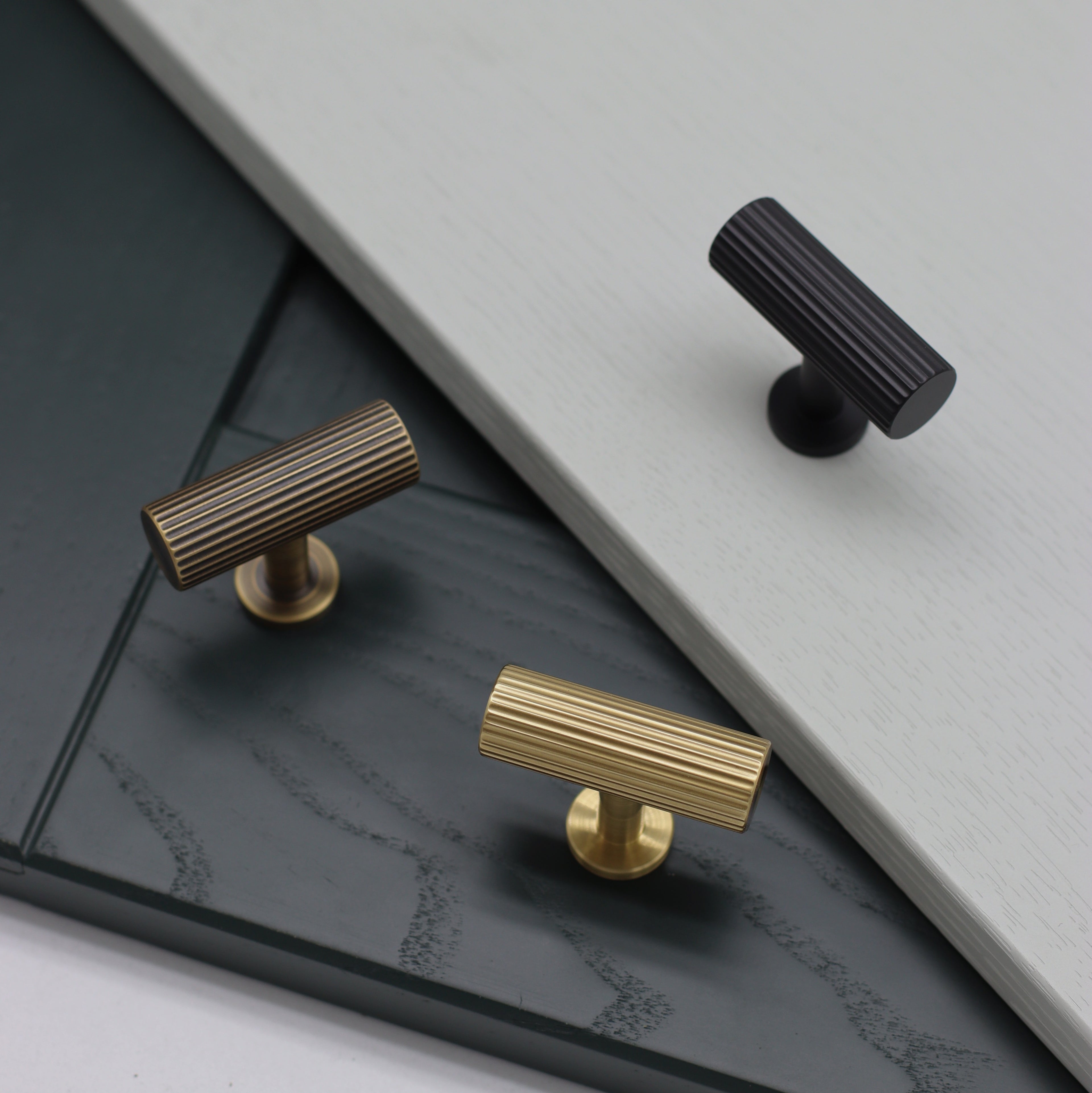 callington t-bar cabinetry pull handles in lacquered satin brass, classic antique bronze and timeless cerakote ceramic black. photography georgie commons freelance - kent 