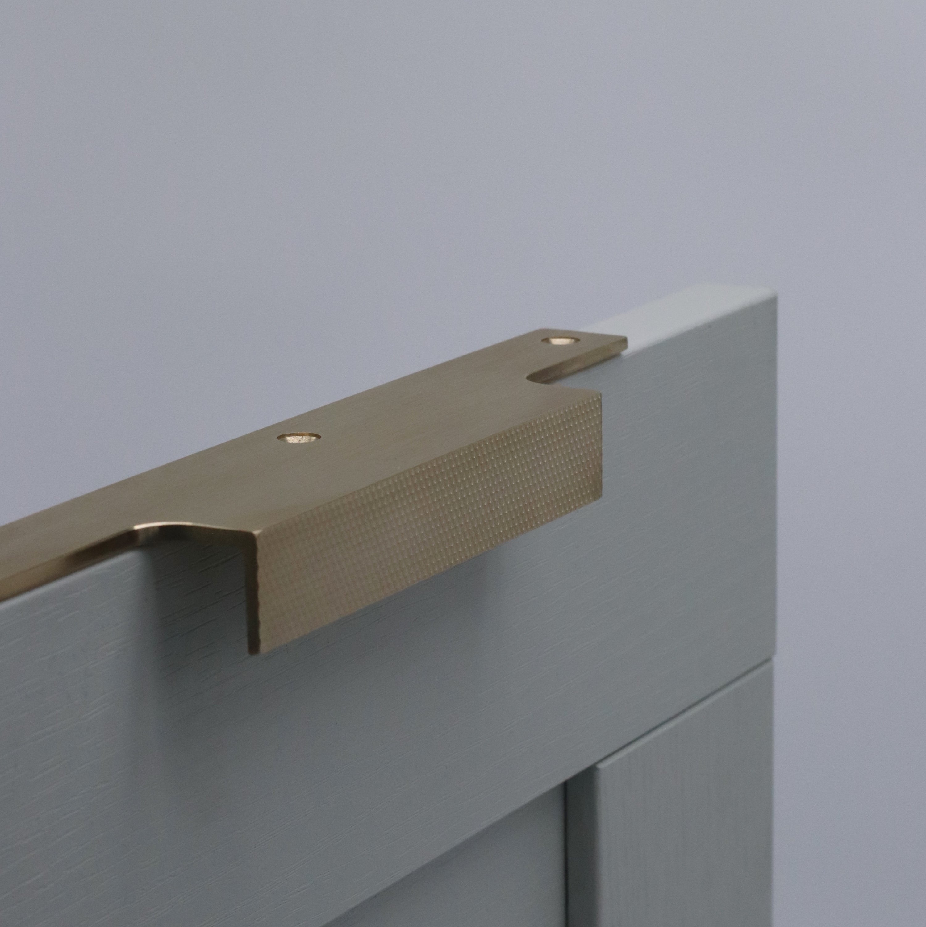 Ivychurch Handle | Knurled ‚Äî knurled solid brass handle, hand-finished in Tonbridge, Kent. Shown in Satin Brass.
